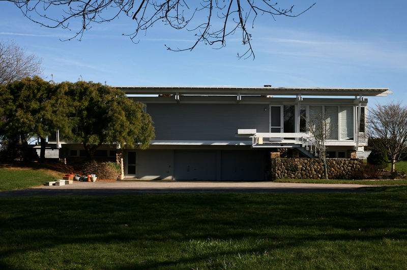 Illustration for article titled The Faded Glory of Dilapidated Modernist Homes